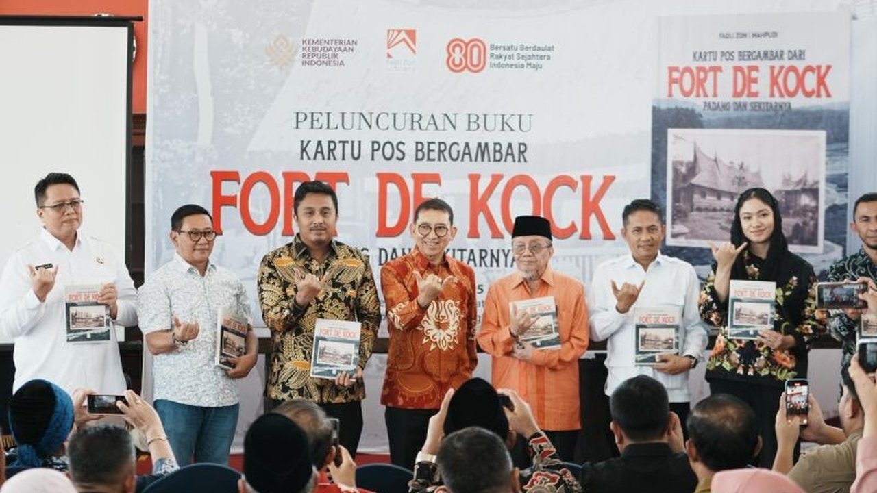 Menteri Kebudayaan Fadli Zon meluncurkan buku 'Kartu Pos Bergambar Fort de Kock, Padang dan Sekitarnya' yang mengungkap sejarah dan suasana Sumatera Barat di masa lalu melalui koleksi kartu pos.