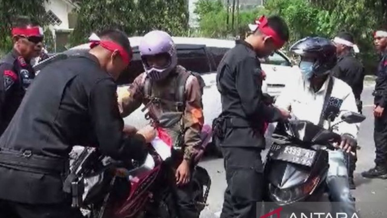 Fakta Unik: Brimob Parepare Bagikan 1.000 Bendera Merah Putih Mini Jelang HUT RI ke-80