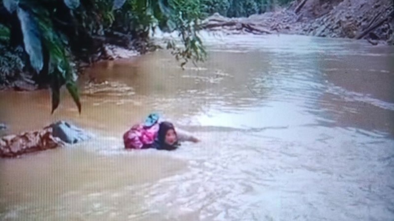 Aksi Heroik Bidan Arungi Sungai Deras Demi Pasien TBC di Pasaman, Kisahnya Viral di Medsos