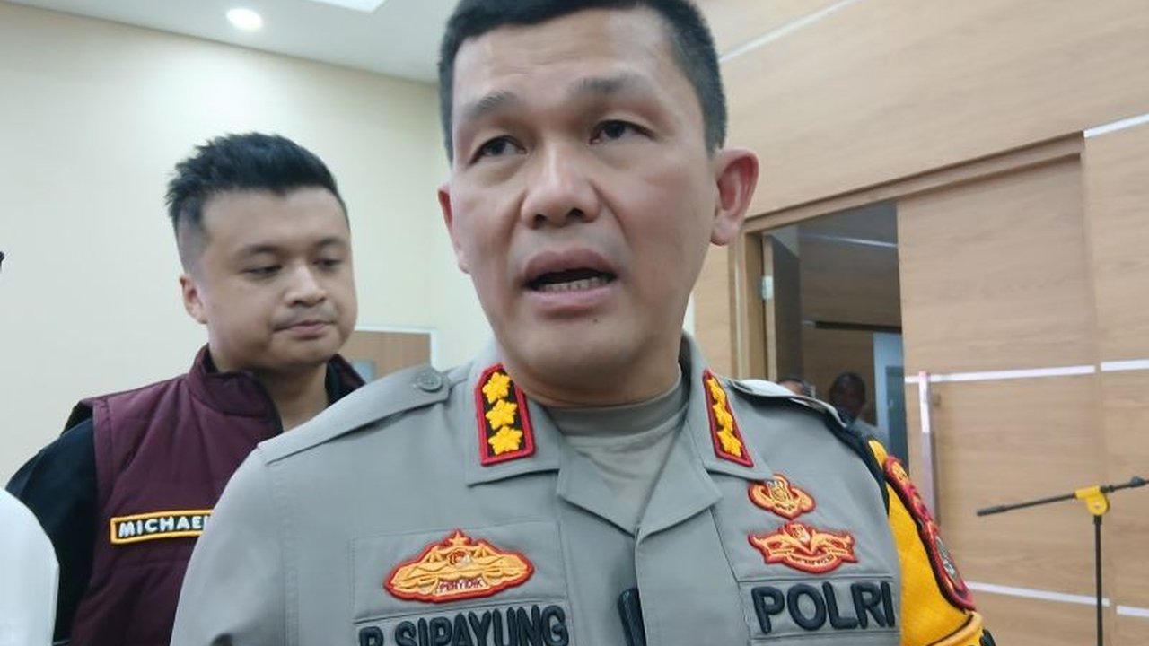 Seorang penumpang Lion Air di Bandara Soetta diamankan setelah berteriak ancaman bom di pesawat. Insiden ini memicu pemeriksaan ketat dan konsekuensi hukum.