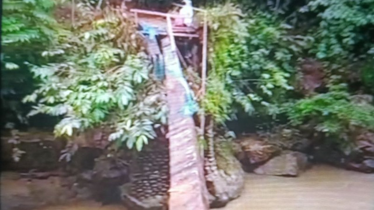 Dua kampung di Pasaman terisolasi total akibat jembatan putus, memicu krisis bahan pokok dan transportasi. Bagaimana warga bertahan di tengah kondisi darurat ini?