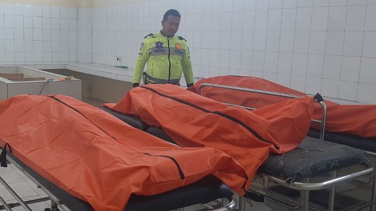 Kecelakaan Tol Cipali pada Minggu pagi menewaskan tiga orang setelah minibus menabrak truk tronton yang berhenti di bahu jalan. Polisi masih selidiki penyebab pasti.