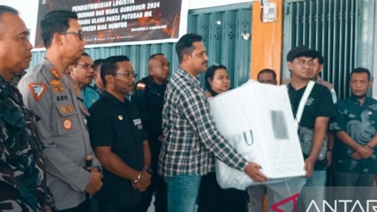 KPU Biak Numfor mulai distribusi logistik PSU Pilkada Papua ke lima distrik di Kepulauan Numfor untuk pemungutan suara ulang 6 Agustus 2025. Akankah berjalan lancar?