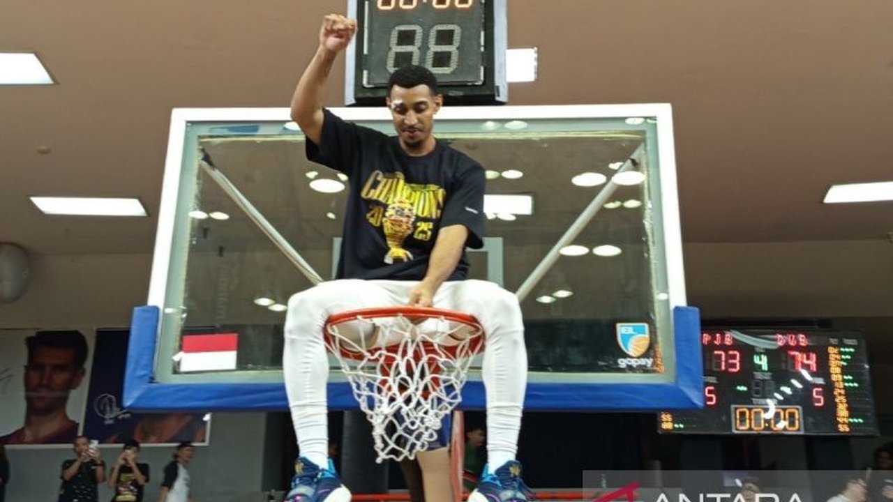 Pebasket andalan Gelvis Solano mengungkap kunci sukses Dewa United meraih gelar juara IBL 2025. Solidaritas tim menjadi faktor utama di balik kemenangan bersejarah ini.