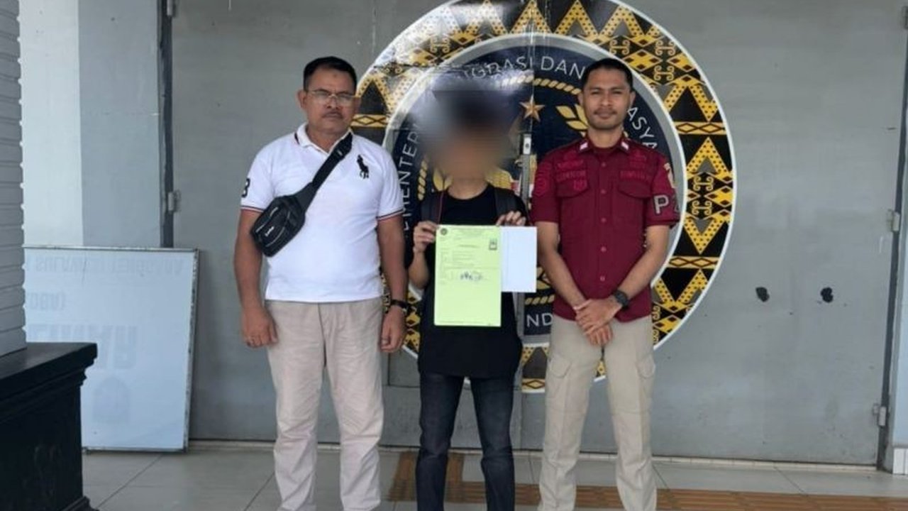 Sebanyak 8 warga binaan Lapas dan Rutan di Sultra menerima amnesti dari Presiden Prabowo Subianto. Lima di antaranya langsung bebas, sementara tiga lainnya sudah menghirup udara bebas lebih dulu.