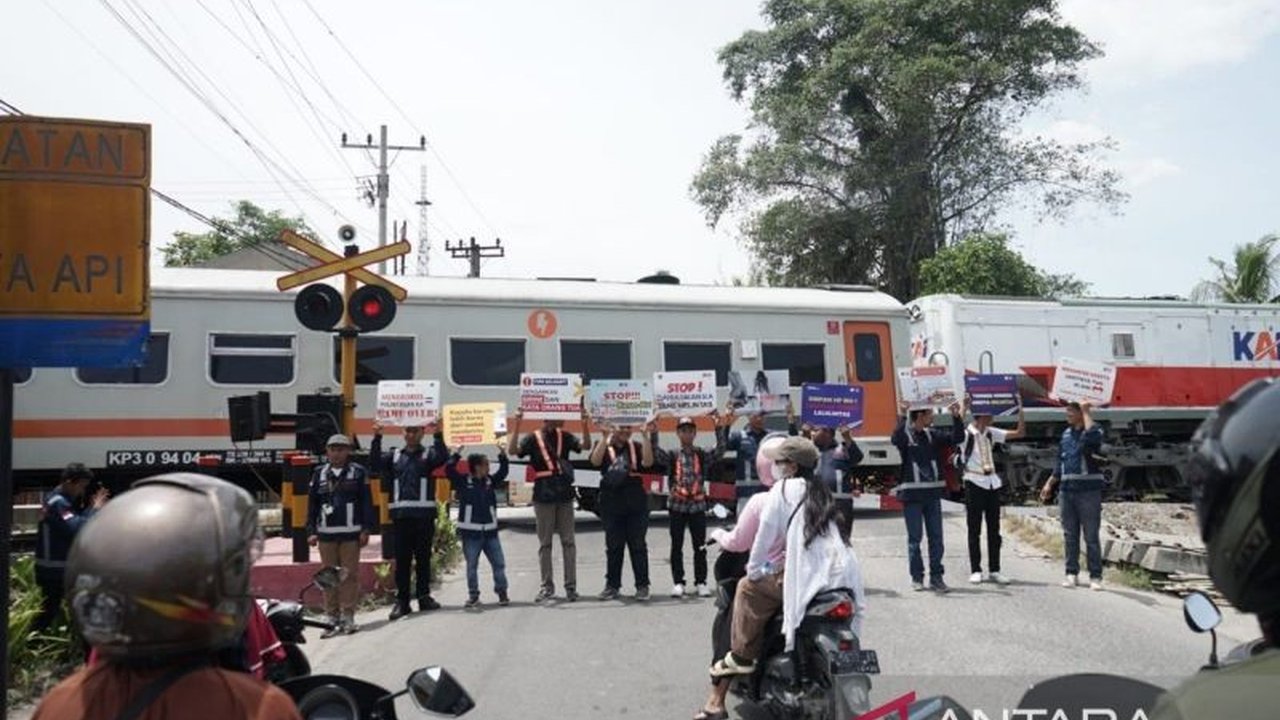 PT KAI Divre I Sumut bersama IPKA Sumut intensifkan sosialisasi Keselamatan Perlintasan Sebidang di Lubuk Pakam. Ini pentingnya disiplin demi keselamatan bersama.