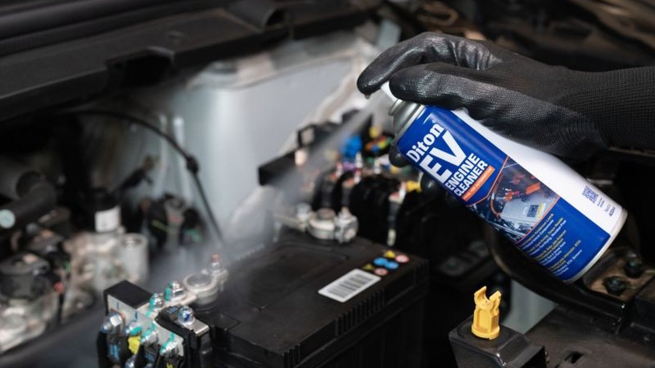 PT Difan Prima Paint melalui Diton Premium meluncurkan Pembersih EV Diton Premium di GIIAS 2025, menjanjikan perawatan kendaraan listrik yang bersih dan aman. Simak detail inovasinya!