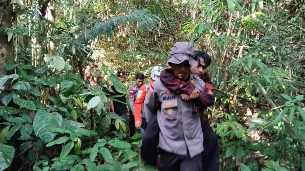 Tim gabungan berhasil menuntaskan evakuasi pendaki tersambar petir di Gunung Bawang, Bengkayang, yang menewaskan satu orang dan melukai enam lainnya. Simak detail operasi penyelamatan dramatis ini!