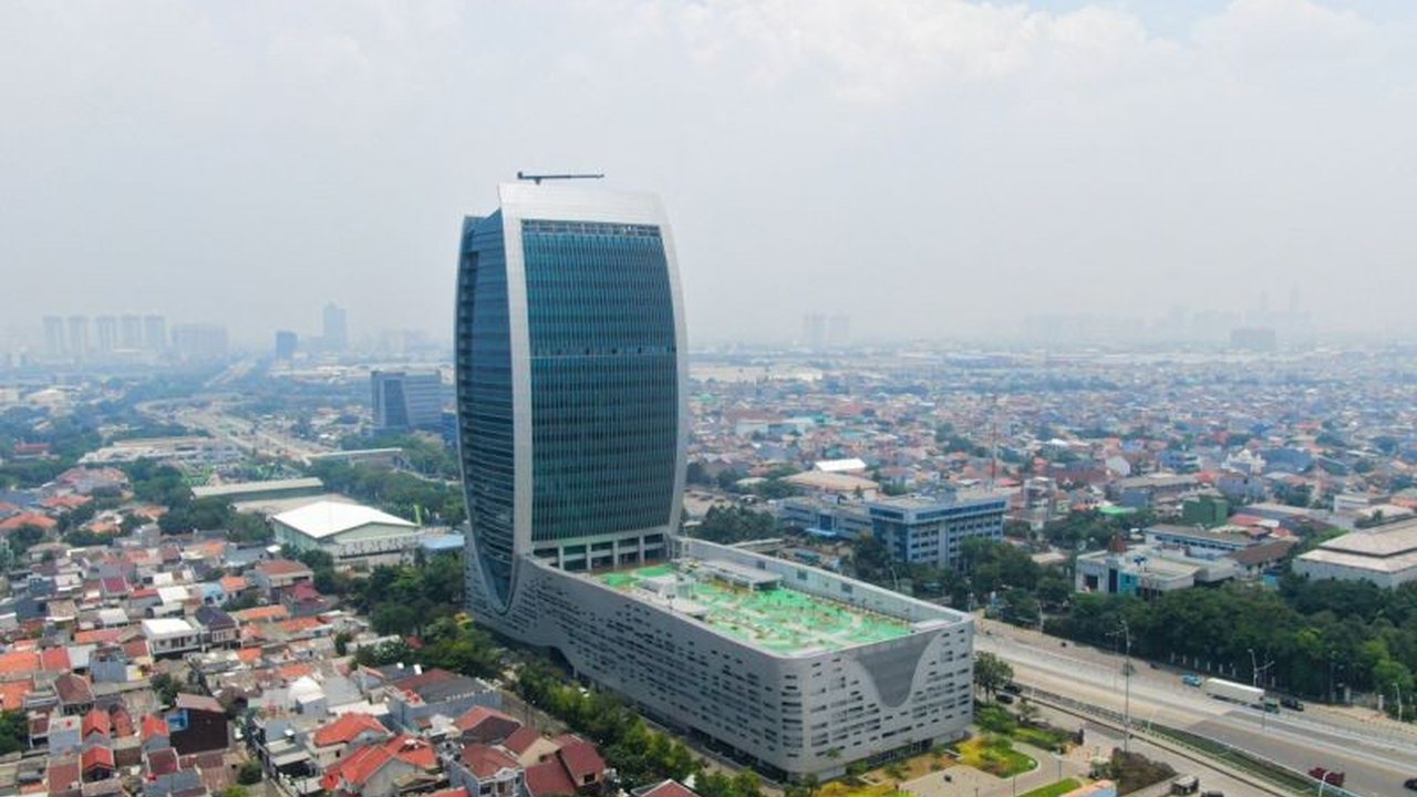 Pelindo Tower di Tanjung Priok tak hanya jadi pusat logistik modern dan ramah lingkungan, tapi juga sukses dorong UMK dengan Local Pride Spot yang catatkan transaksi Rp1 miliar. Simak selengkapnya!
