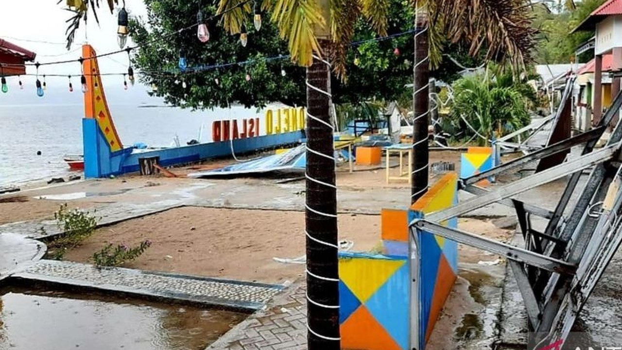 BMKG Gorontalo peringatkan potensi angin puting beliung di tengah kondisi peralihan. Warga diimbau waspada setelah insiden serupa pernah terjadi di masa lalu.