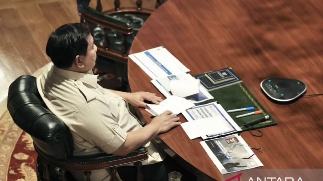 Presiden Prabowo Subianto mengapresiasi signifikan Penurunan Kasus Karhutla di Indonesia sebesar 33,3 persen tahun ini. Namun, kewaspadaan tetap ditekankan.