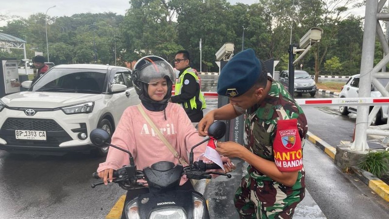 Lanud Hang Nadim dan Avsec Bandara Batam gencar lakukan Pembagian Bendera Nasionalisme kepada masyarakat, apa tujuan mulia di balik aksi jelang HUT RI ke-80 ini?