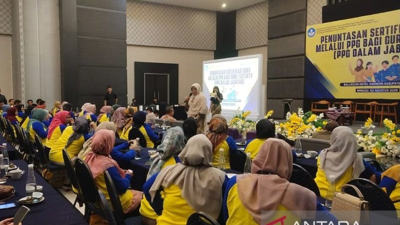 DPR RI menargetkan 800 ribu guru tuntas mengikuti program Sertifikasi Guru hingga 2025 demi peningkatan kompetensi dan tunjangan. Apa saja kendalanya?