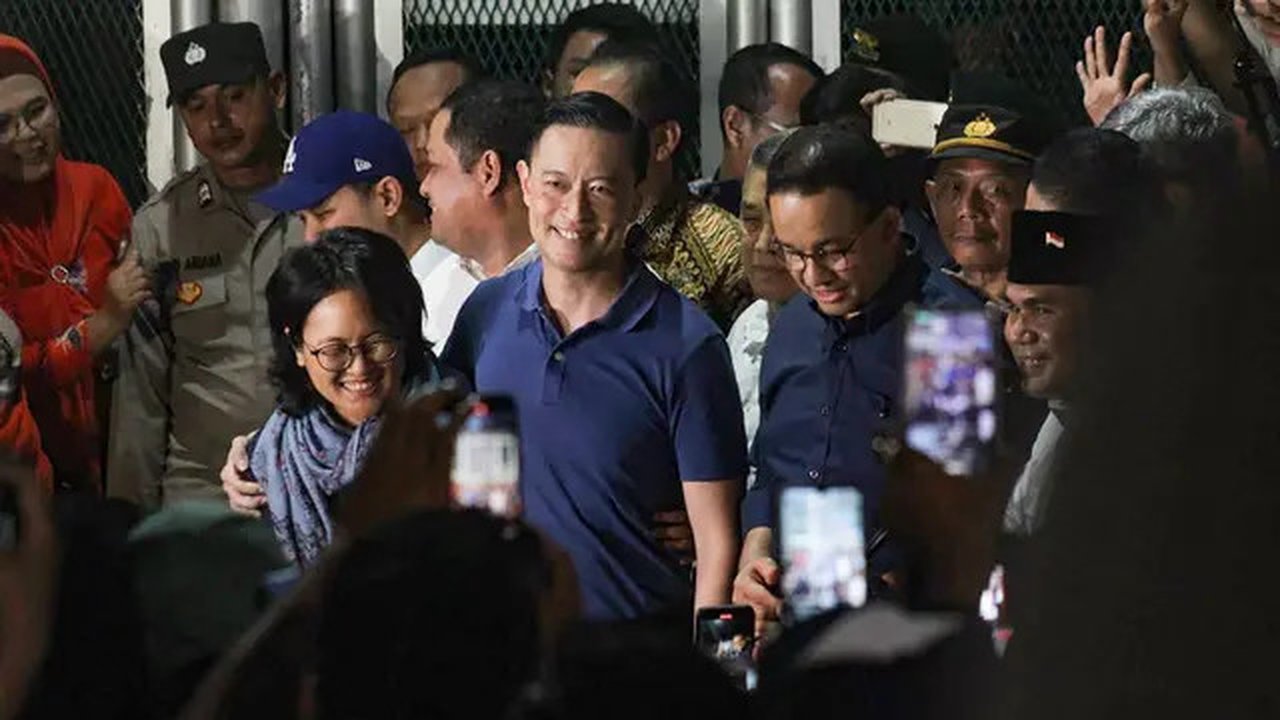 Sebelumnya, Tom Lembong yang pernah menjabat sebagai Menteri Perdagangan di kabinet Presiden Joko Widodo ini dianggap bersalah melakukan tindak pidana korupsi yang merugikan keuangan negara s