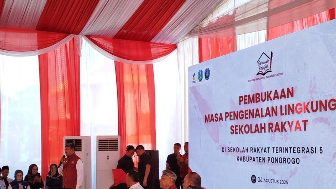 Menteri Sosial Saifullah Yusuf menjanjikan satu unit laptop untuk setiap siswa Sekolah Rakyat Ponorogo, mendukung literasi digital dan pembelajaran di sekolah terintegrasi ini.