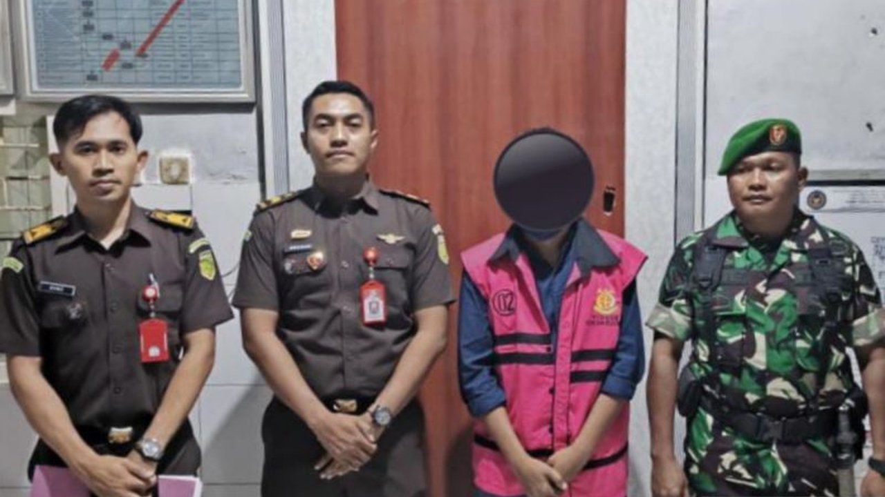 Kejaksaan Negeri Bima kembali menahan satu tersangka tambahan dalam kasus dugaan korupsi penyaluran KUR mikro, menambah daftar menjadi lima orang. Siapa saja mereka dan bagaimana modusnya?