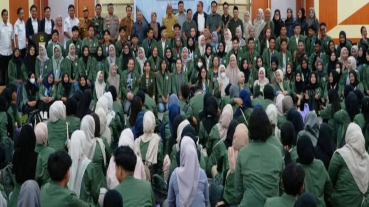 Sebanyak 270 mahasiswa UNBL memulai program KKN di Tanah Laut, Kalimantan Selatan, fokus pada pemberdayaan masyarakat. Simak bagaimana KKN Mahasiswa Tanah Laut ini akan membawa perubahan!