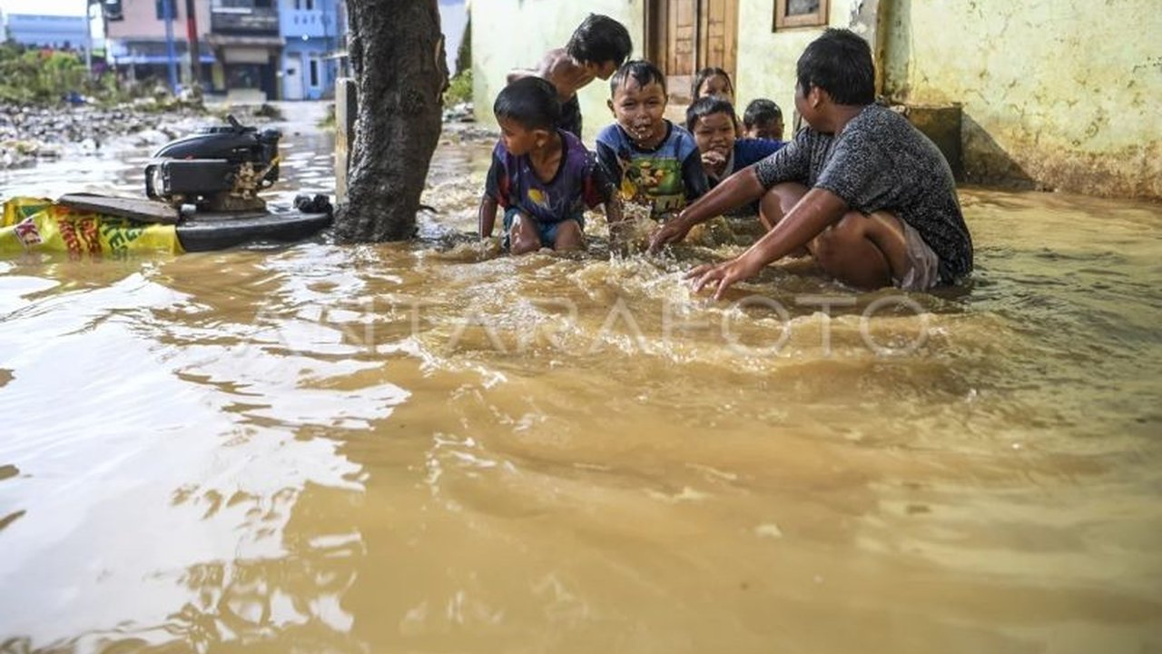 Sebanyak 15 RT di Jakarta Timur terendam banjir hingga 1 meter pada Senin malam. Cari tahu penyebab utama dan wilayah terdampak Banjir Jakarta Timur di sini!