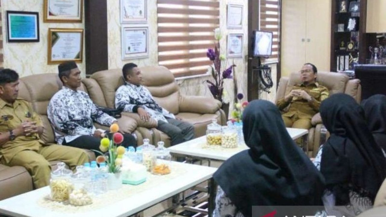 Bupati Bangka Tengah tegaskan kualitas guru adalah fondasi utama peningkatan mutu pendidikan. Simak bagaimana sinergi PGRI dan pemerintah daerah akan mewujudkannya.