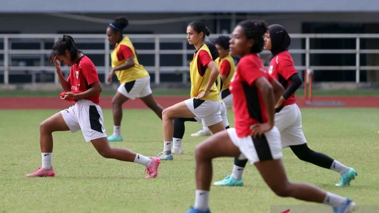 Pelatih Joko Susilo umumkan Skuad Timnas Putri Indonesia untuk Kejuaraan ASEAN 2025. Sejumlah nama besar absen, memicu pertanyaan strategi tim Garuda Pertiwi.