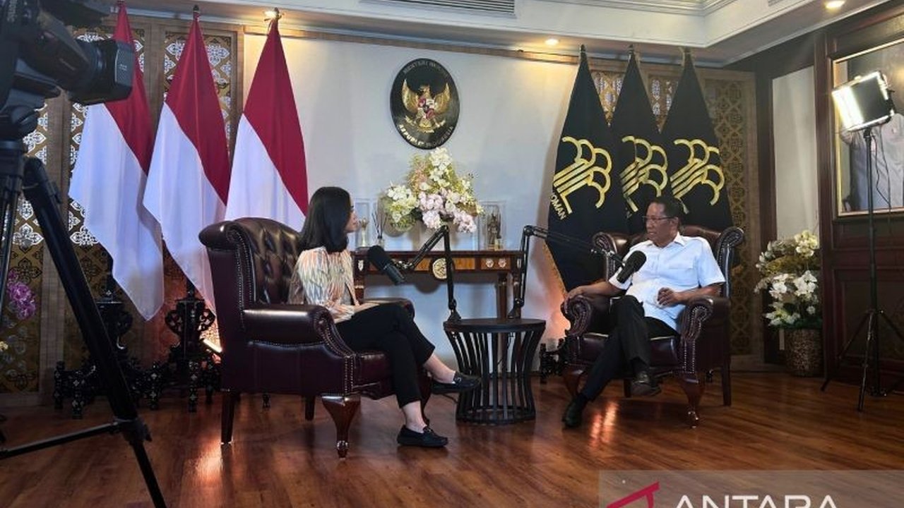 Menteri Hukum dan HAM Supratman Andi Agtas menegaskan royalti musik adalah hak pencipta, bukan pajak negara. Simak selengkapnya mengapa ini penting!