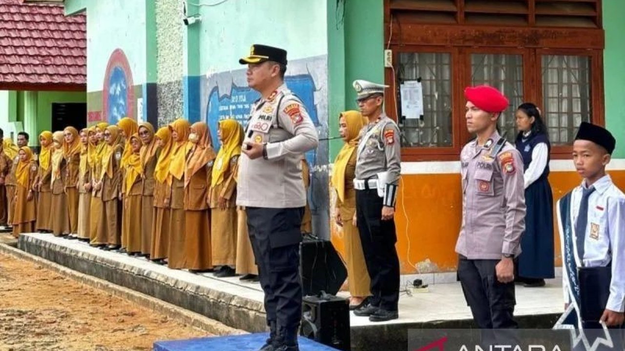 Polres Bangka Selatan intensifkan program Police Goes to School untuk menciptakan lingkungan pendidikan yang aman, nyaman, dan bebas perundungan. Simak bagaimana upaya ini membendung kenakalan remaja.