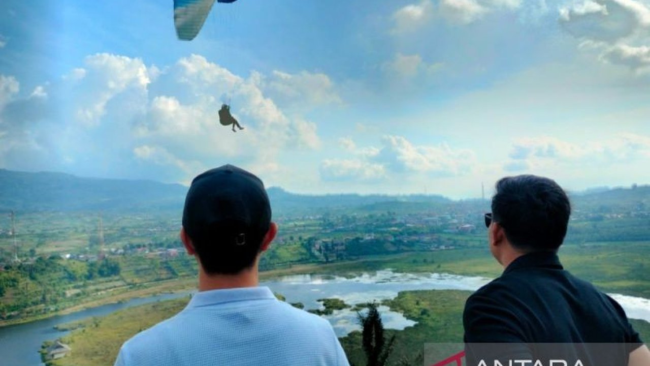 Pemerintah Kabupaten Rejang Lebong siapkan perayaan HUT RI ke-80 tahun 2025 dengan fokus di Danau Mas Harun Bastari, tampilkan peluncuran Paralayang Rejang Lebong dan karnaval budaya.