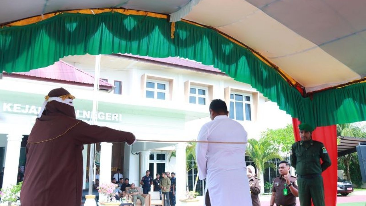 Kejaksaan Negeri Aceh Jaya kembali tegakkan syariat Islam dengan eksekusi hukuman cambuk judi online terhadap empat terpidana. Simak detail dan komitmen penegakan hukum di Serambi Mekkah.