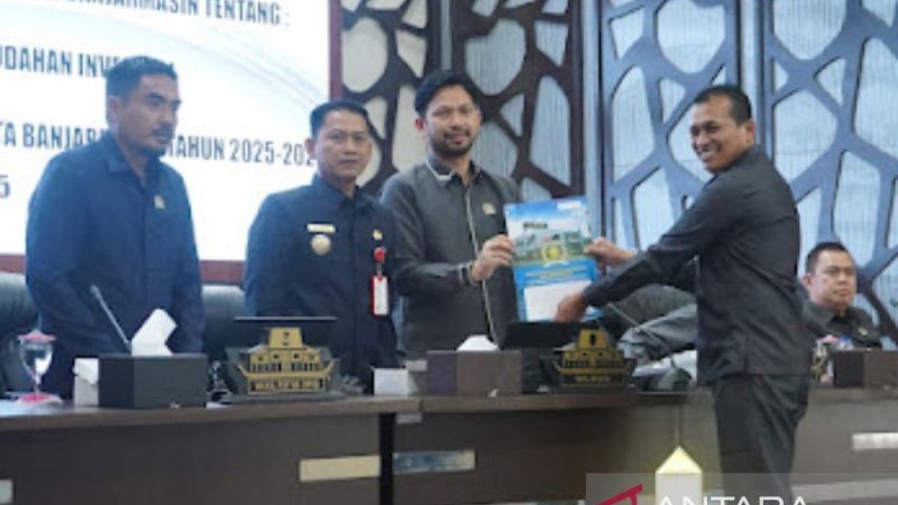 DPRD dan Pemkot Banjarmasin sepakat sahkan Perda insentif dan kemudahan investasi. Langkah ini diharapkan mendongkrak Investasi Banjarmasin hingga Rp1,9 triliun pada 2025.