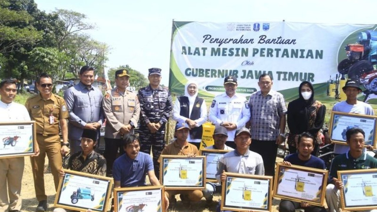 Gubernur Khofifah serahkan bantuan alat mesin pertanian (alsintan) di Probolinggo. Langkah strategis ini diharapkan mempercepat terwujudnya swasembada pangan di Jawa Timur.