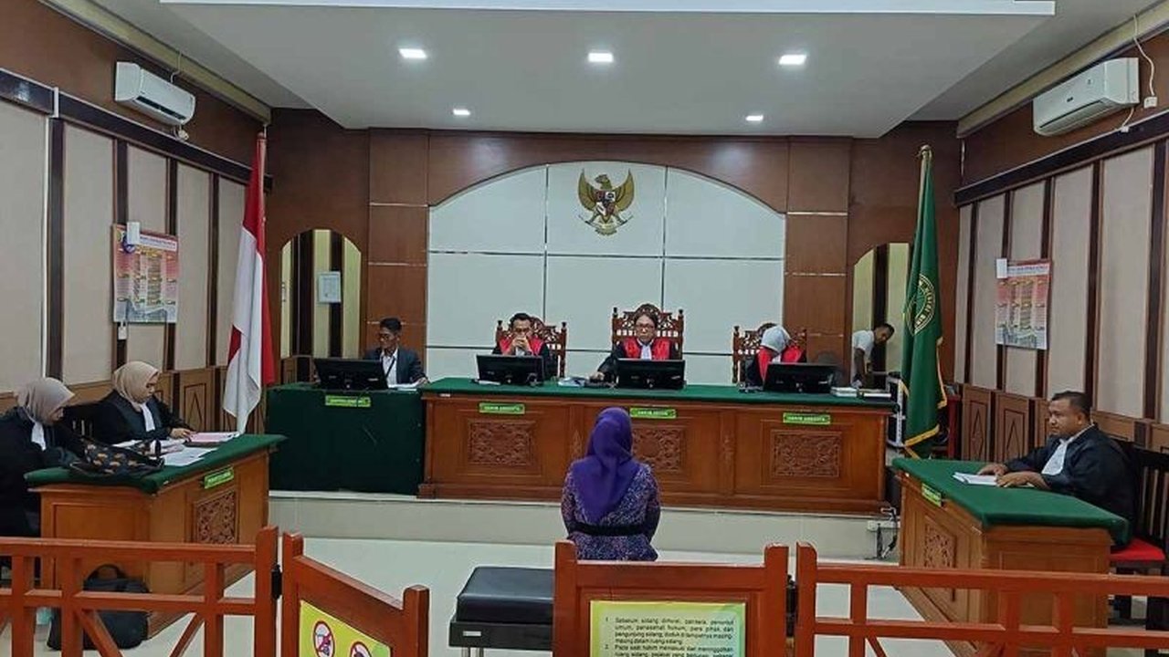 Hanisah, yang dijuluki 'Ratu Narkoba' Aceh, menghadapi tuntutan 10 tahun penjara dalam kasus Tindak Pidana Pencucian Uang (TPPU). Simak selengkapnya!