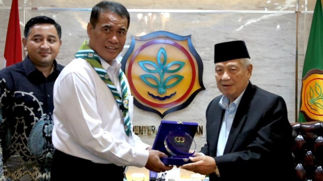 Lonjakan Produksi Beras Nasional Indonesia mencapai rekor tertinggi, bahkan diproyeksikan melampaui negara ASEAN lain, membawa dampak positif bagi ekonomi dan petani.