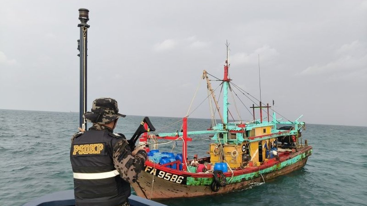 KKP berhasil tangkap satu kapal asing curi ikan berbendera Malaysia di Selat Malaka. Terungkap, kapal ini gunakan alat terlarang dan tak punya izin. Bagaimana modusnya?