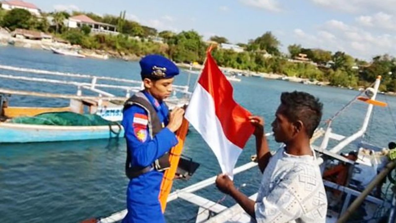 Polairud Polda NTT membagikan 50 Bendera Merah Putih kepada nelayan di Sumba Timur. Langkah ini tak hanya perkuat nasionalisme, tapi juga edukasi keselamatan laut. Simak selengkapnya!