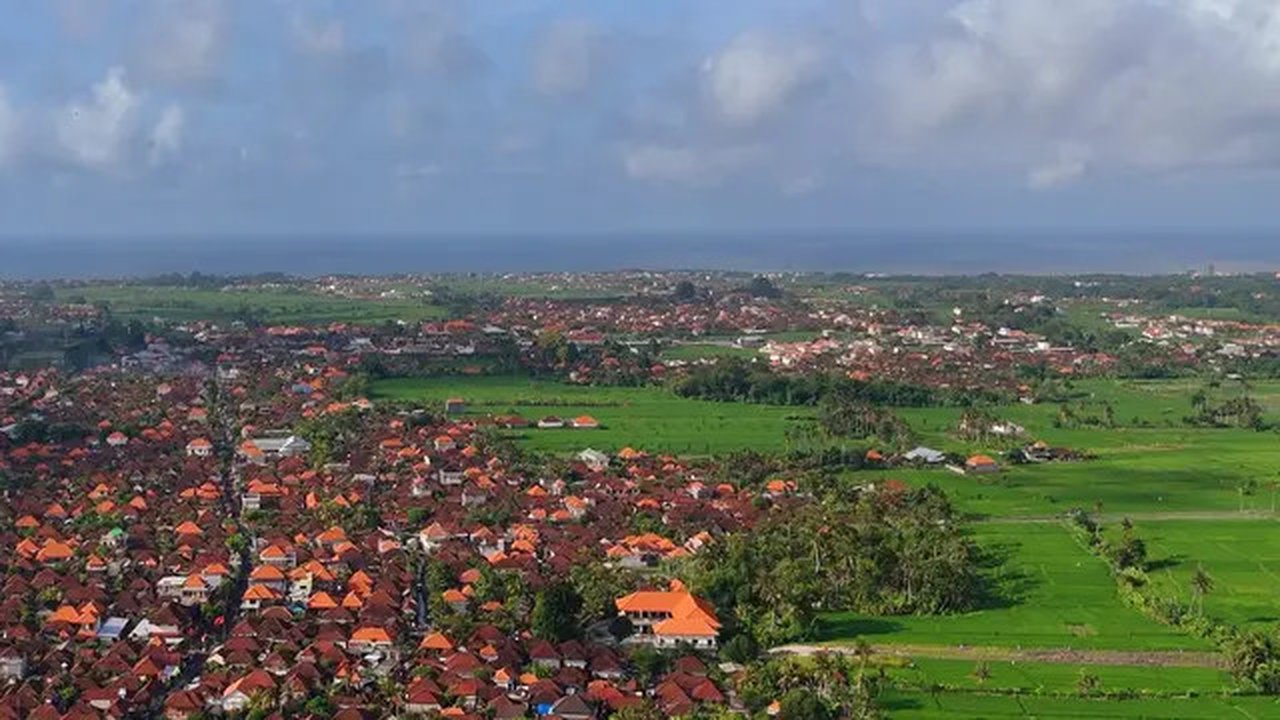 Kabupaten Badung merupakan salah satu pusat pariwisata Bali yang memiliki destinasi wisata terbanyak dan akomodasi wisata terlengkap dibandingkan dengan kabupaten/kota lain di Pulau Dewata.