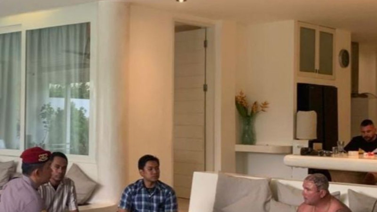 Seorang WN Australia Bakar Mobil di Badung setelah merampasnya. Insiden mengejutkan ini terjadi di bawah pengaruh alkohol, menyebabkan kerugian ratusan juta rupiah.