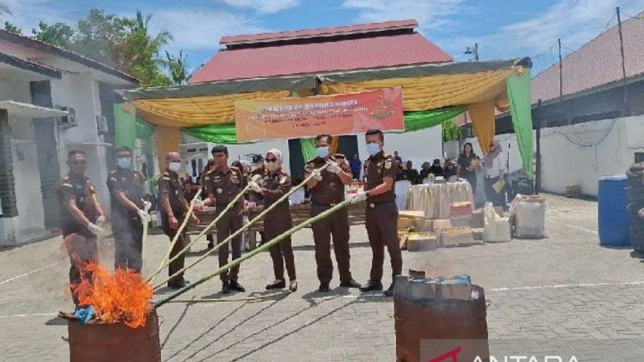 Kejaksaan Negeri Tanjungbalai memusnahkan barang bukti dari 71 perkara yang telah berkekuatan hukum tetap. Simak detail Pemusnahan Barang Bukti rutin ini.