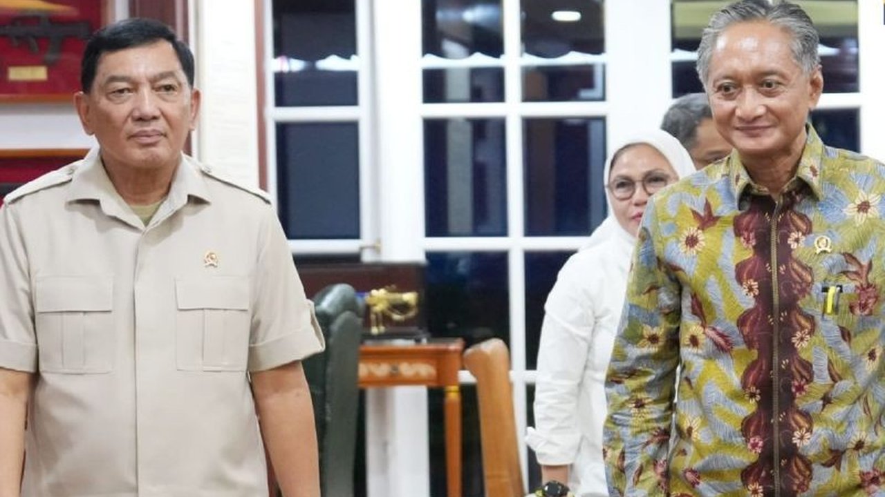Menteri Pertahanan Sjafrie Sjamsoeddin ungkap strategi Pertahanan Siber Indonesia yang unik, tak bentuk matra baru, tapi pilih kolaborasi. Penasaran?