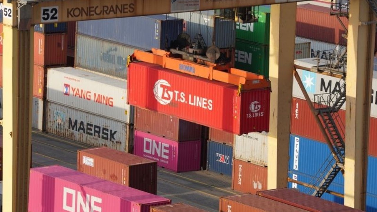 PT Terminal Petikemas Surabaya (TPS) kokoh mendominasi 83% pangsa pasar peti kemas internasional di Tanjung Perak, menunjukkan pertumbuhan signifikan pada awal 2025.