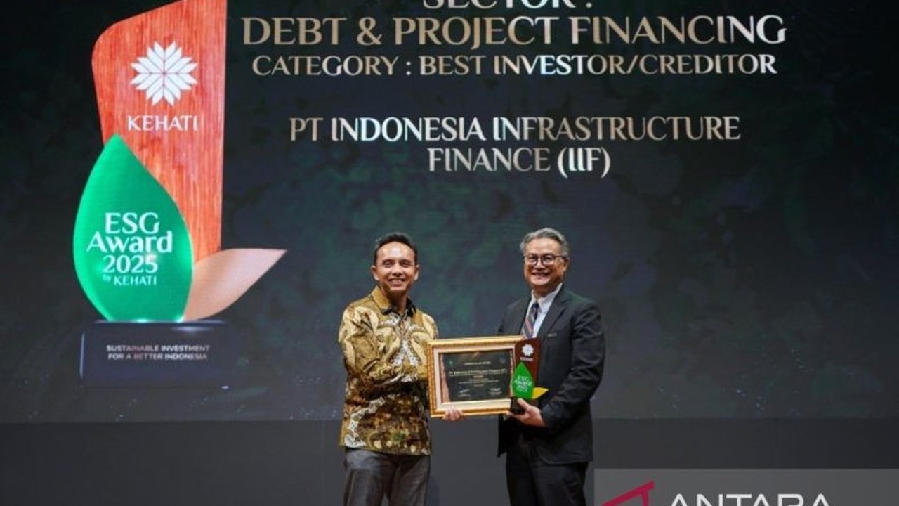 PT Indonesia Infrastructure Finance (IIF) kembali meraih ESG Award dari Kehati, menegaskan posisinya sebagai pionir dalam pembiayaan berkelanjutan IIF. Simak dampaknya bagi lingkungan dan masyarakat!