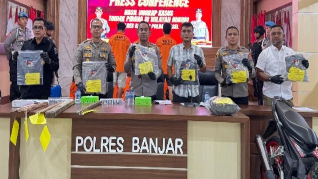 Polres Banjar menetapkan delapan tersangka dalam kasus pengeroyokan Martapura yang menewaskan satu korban. Simak kronologi lengkap dan peran aplikasi MiChat di baliknya!