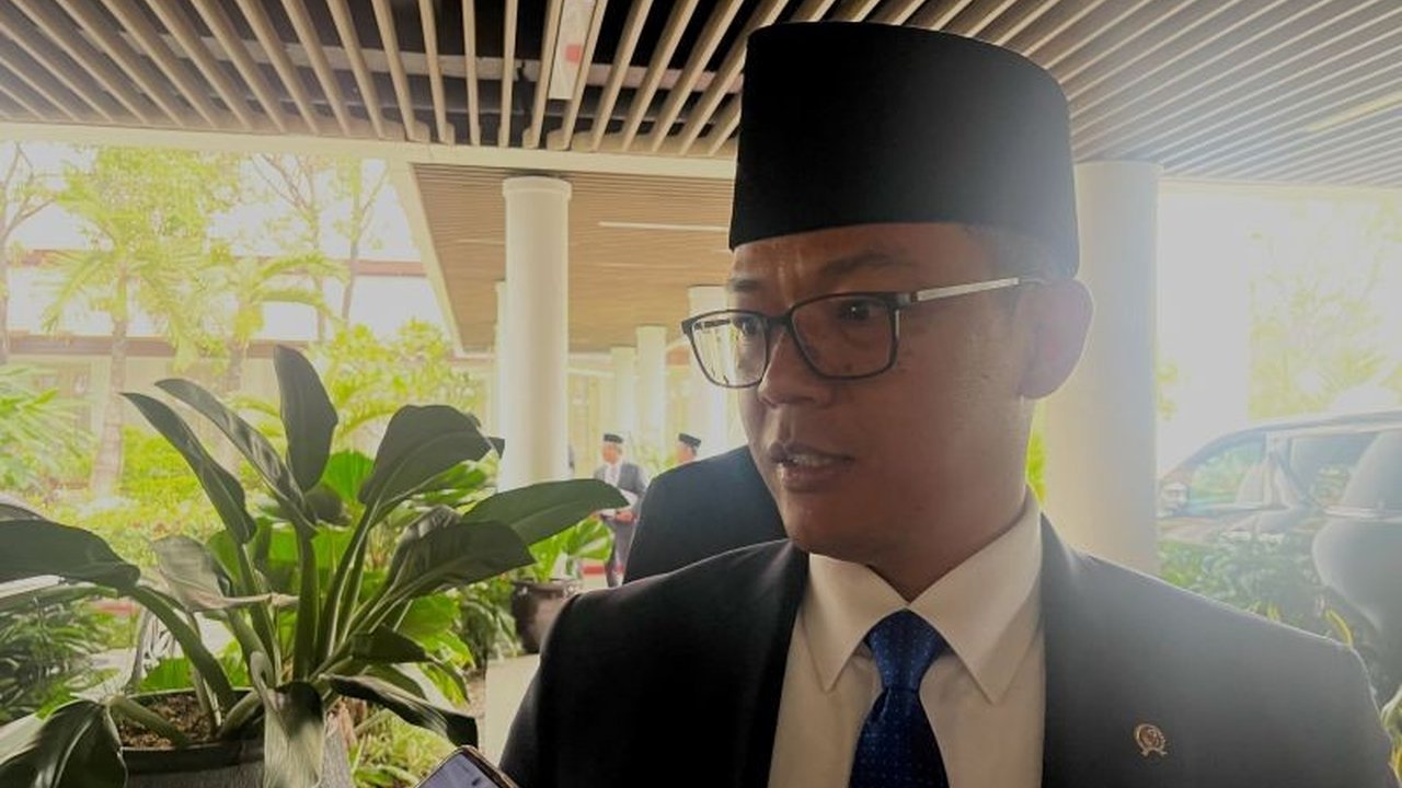 Menteri Luar Negeri RI Sugiono tegaskan mengapa pengiriman Bantuan Indonesia ke Gaza, khususnya 10.000 ton beras, diharapkan melalui jalur darat dan bukan airdrop. Apa saja risiko besar yang mengintai?