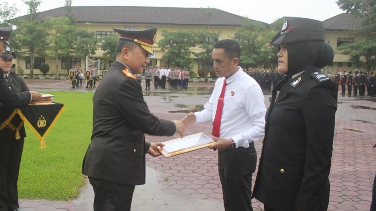 Kapolri menunjuk Brigjen Amur Chandra Juli Buana sebagai Kadivhubinter Polri yang baru. Siapa saja perwira tinggi lain yang ikut dimutasi dalam penyegaran organisasi ini?