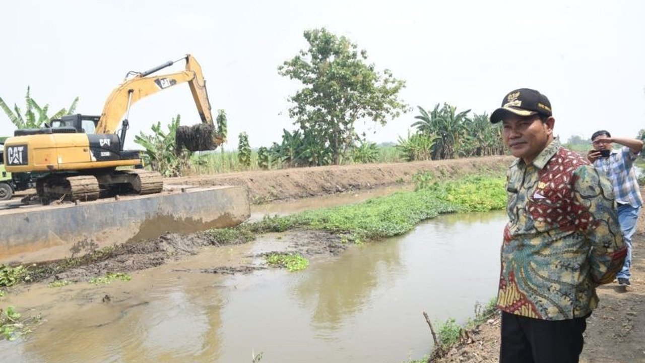 Pemerintah Kabupaten Sidoarjo secara masif melakukan normalisasi sungai Sidoarjo dengan mengerahkan sembilan alat berat untuk mencegah banjir saat musim hujan tiba.
