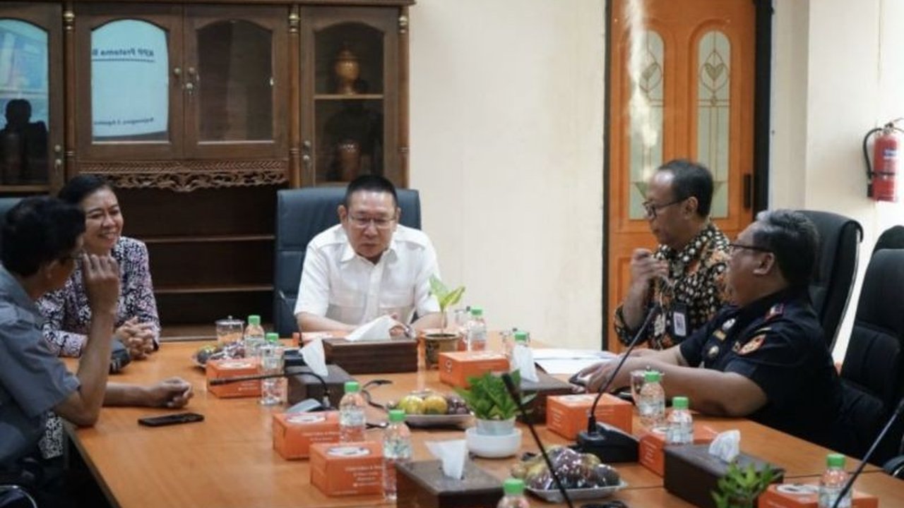 Anggota DPR RI Wihadi Wiyanto mendesak Kantor Pajak dan Bea Cukai Bojonegoro berkolaborasi dalam Edukasi Pajak. Langkah ini krusial untuk meningkatkan pemahaman dan kepatuhan wajib pajak.