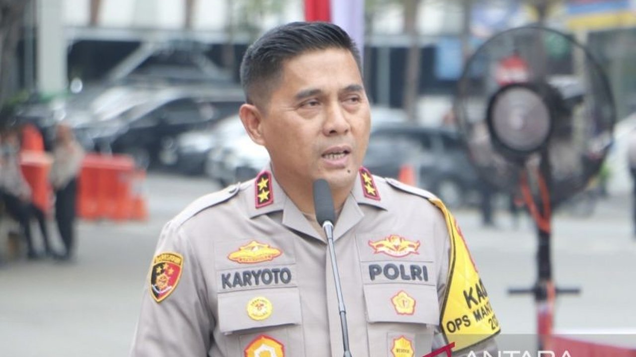 Kapolri Jenderal Listyo Sigit Prabowo kembali melakukan Mutasi Polri besar-besaran. Tiga pejabat penting Polda Metro Jaya termasuk Kapolda diganti, siapa saja mereka?