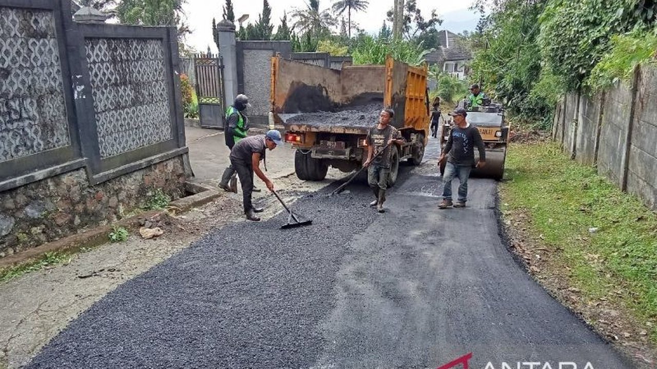 Pemerintah Kabupaten Bogor serius melakukan Peningkatan Kualitas Jalan Bogor di berbagai ruas strategis, demi konektivitas optimal dan pemerataan pembangunan. Apa saja ruas yang jadi prioritas?
