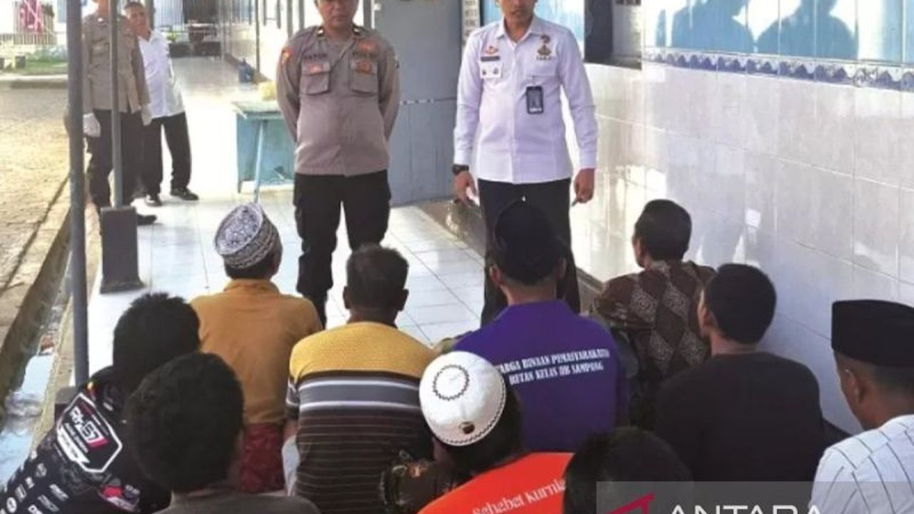 Tim gabungan berhasil menemukan berbagai benda terlarang di Rutan Sampang dalam razia mendadak. Apa saja yang ditemukan dan bagaimana tindakan selanjutnya?