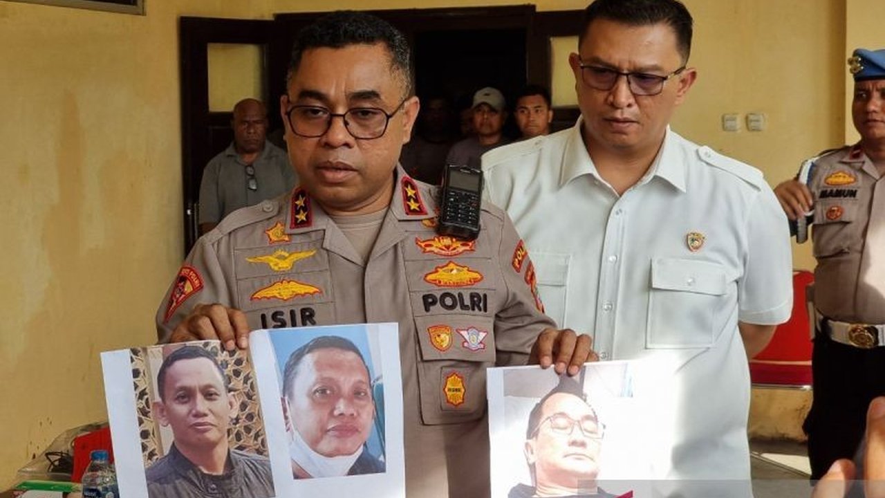 Polda Papua Barat intensif memburu dua DPO pemodal utama jaringan tambang emas ilegal Papua Barat yang melarikan diri, mengungkap jangkauan operasional mereka hingga Sulawesi.