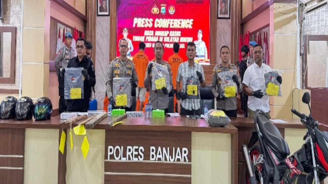 Polres Banjar berhasil meringkus tiga pelaku jambret spesialis pengendara wanita yang beraksi sadis di Gambut. Salah satu korban bahkan terseret hingga 30 meter. Simak detailnya!